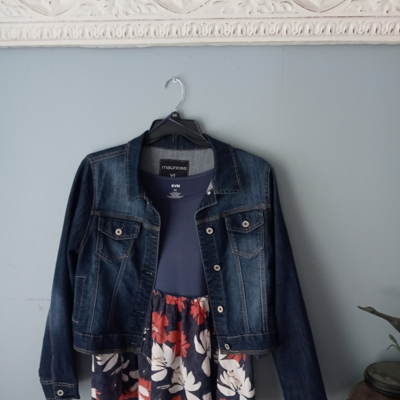 Evri Top with Tropical Flowers - Picture 5 of 6